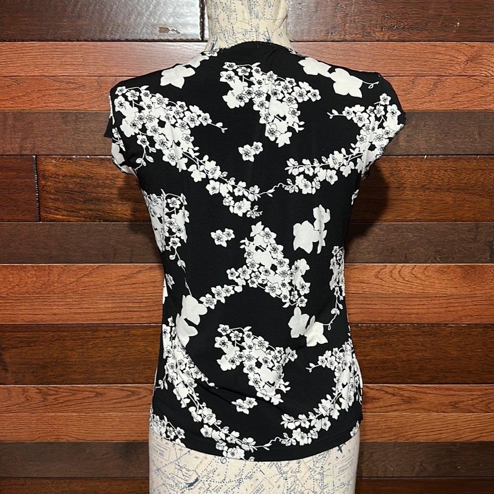 Old Navy Stretchy V Neck Short Sleeve Black and White Floral Blouse - Picture 8 of 9